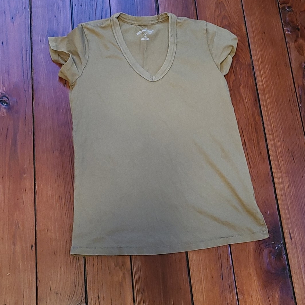 Universal Threads Goods Co. V neck Tshirt, EUC,